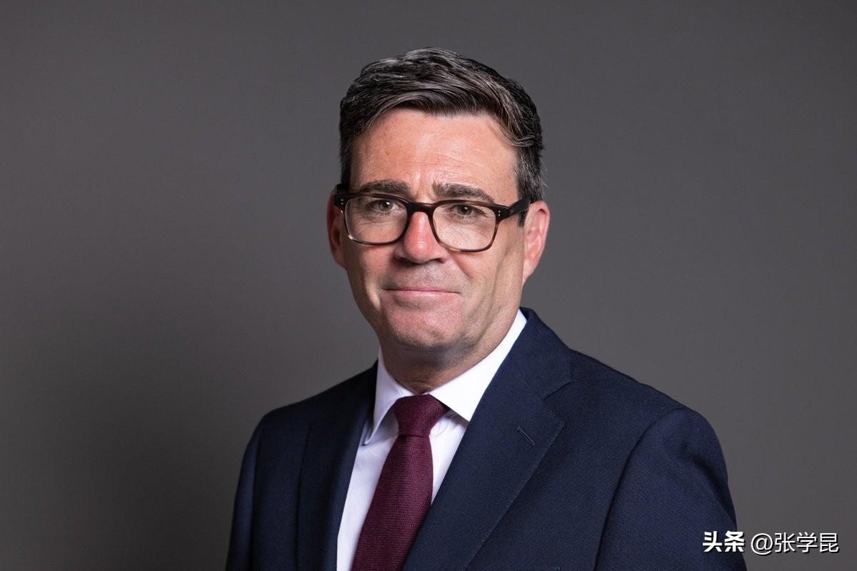 联合早报今天（7月20日）发文说：“英国准首相伯纳姆正式上任前夕，英国政府宣布将