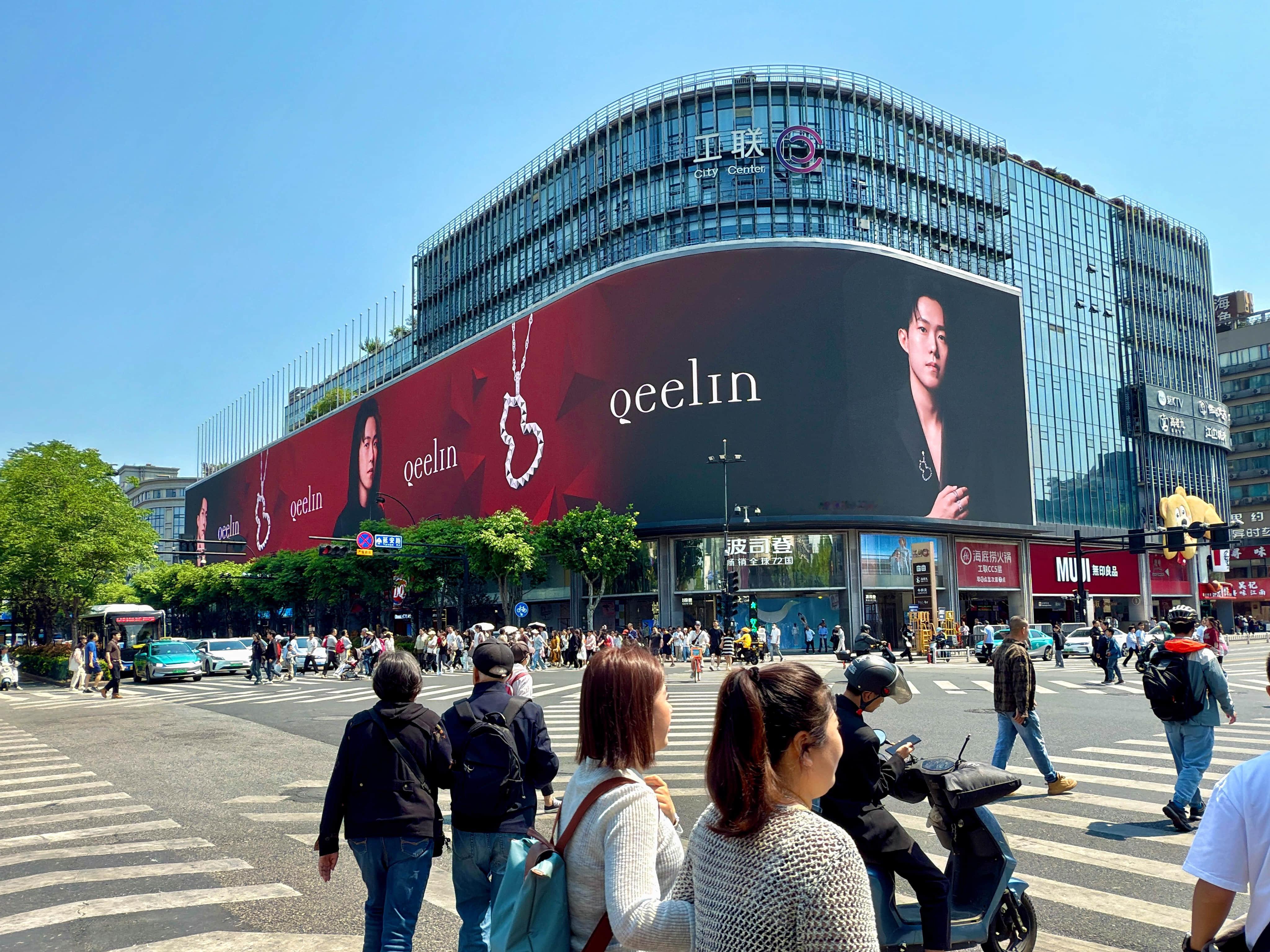‼️  前脚刚刚官宣王楚钦出任全新品牌代言人，来自线下的大地广投放已经迅速跟进上