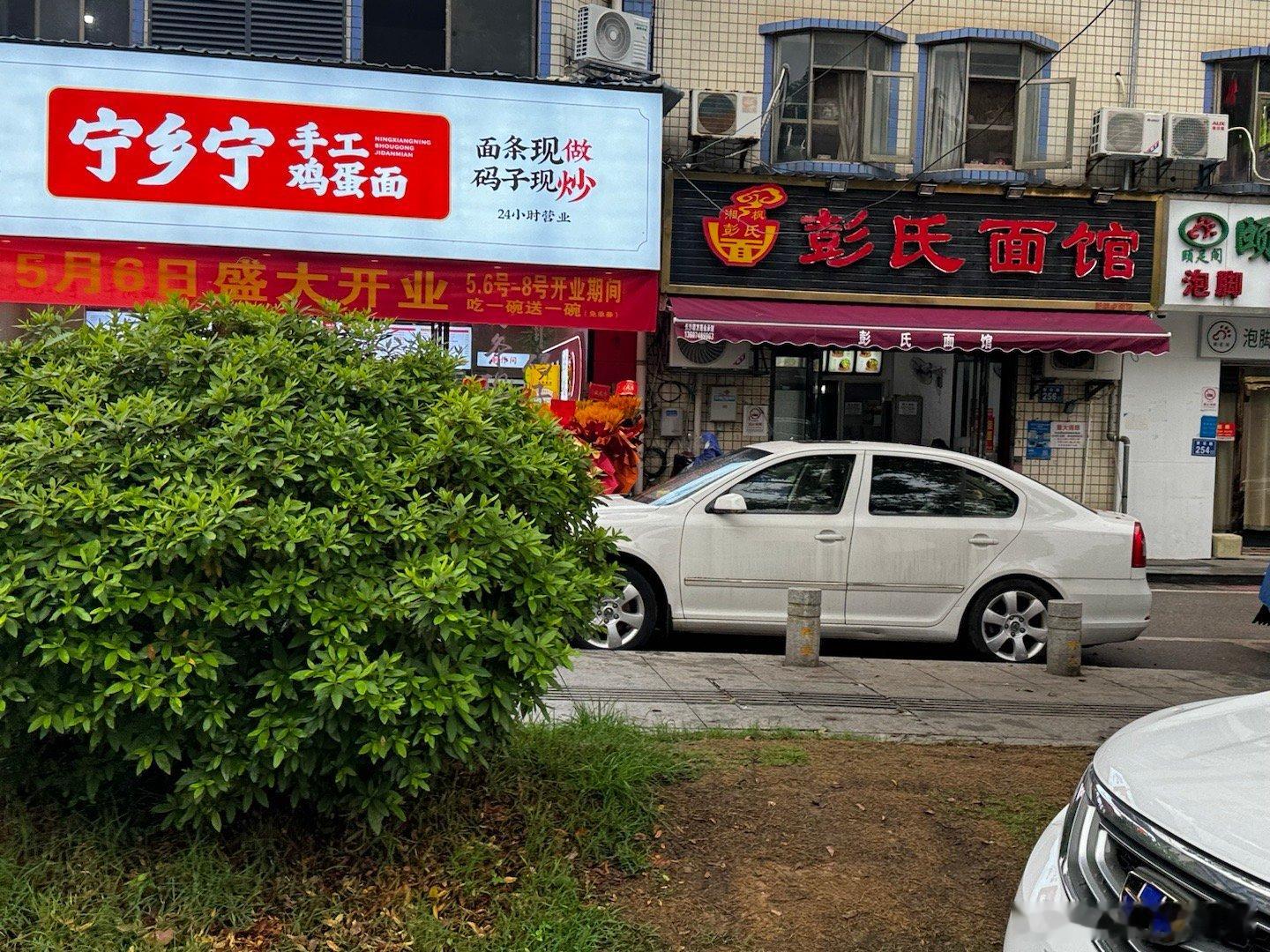 生猛在湖南，不是形容海鲜的，而是描述一碗面的码子，每一碗都现炒，每一个都十足的锅