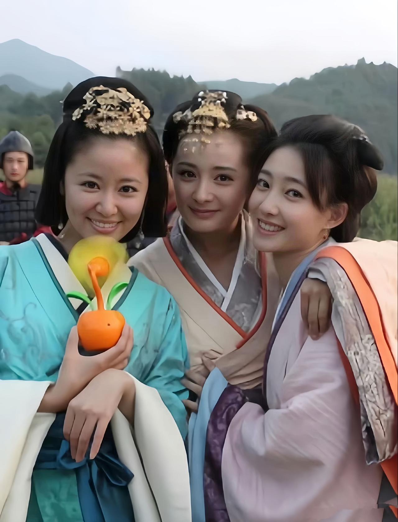 《美人心计》剧组旧照，2009年8月的夏天，那时候正热，演员们穿着古装扮相拍戏。