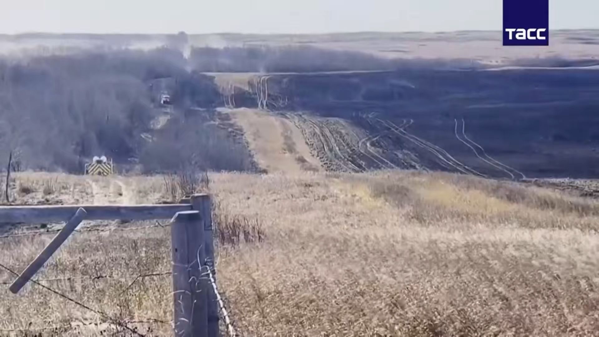 加拿大西部艾伯塔省韦恩赖特军事基地17日发生火灾后的景象，这是一起在实弹演习情况下可以预见的草原火灾