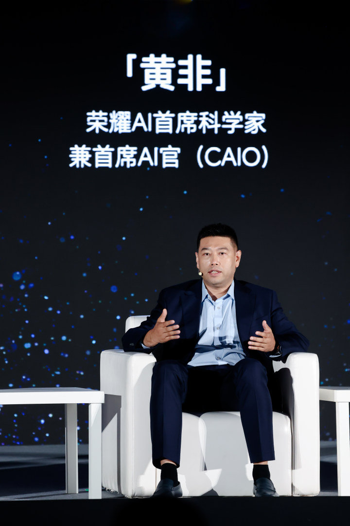荣耀重新定义手机：不是工具，是伙伴！Robot Phone的核心，是“伙伴型AI
