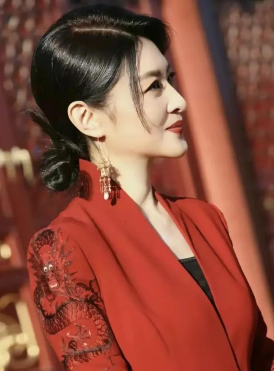 央视一姐周涛
红装造型真是美呆了
与众不同的优雅气质
惊艳迷人的既视感
怎么看怎