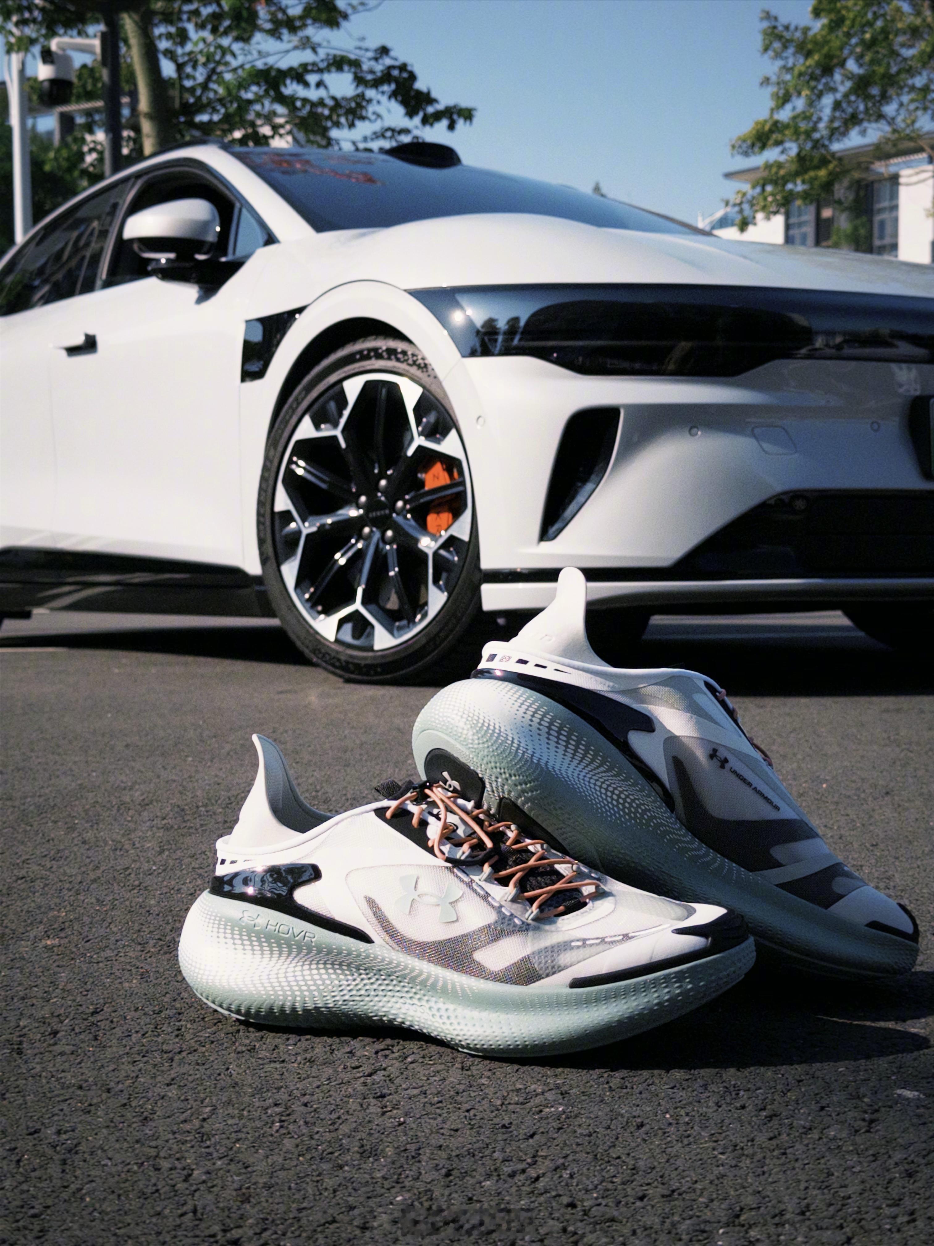 前两天拍我007GT，刚好跟我的新装备UA ECHO运动鞋联动了一下，长期放车里