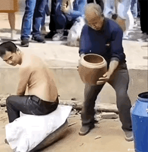 这么大的拔火罐，第一次见，给我惊呆了，这大爷也是个人才，这么大的火罐拔身上什么感