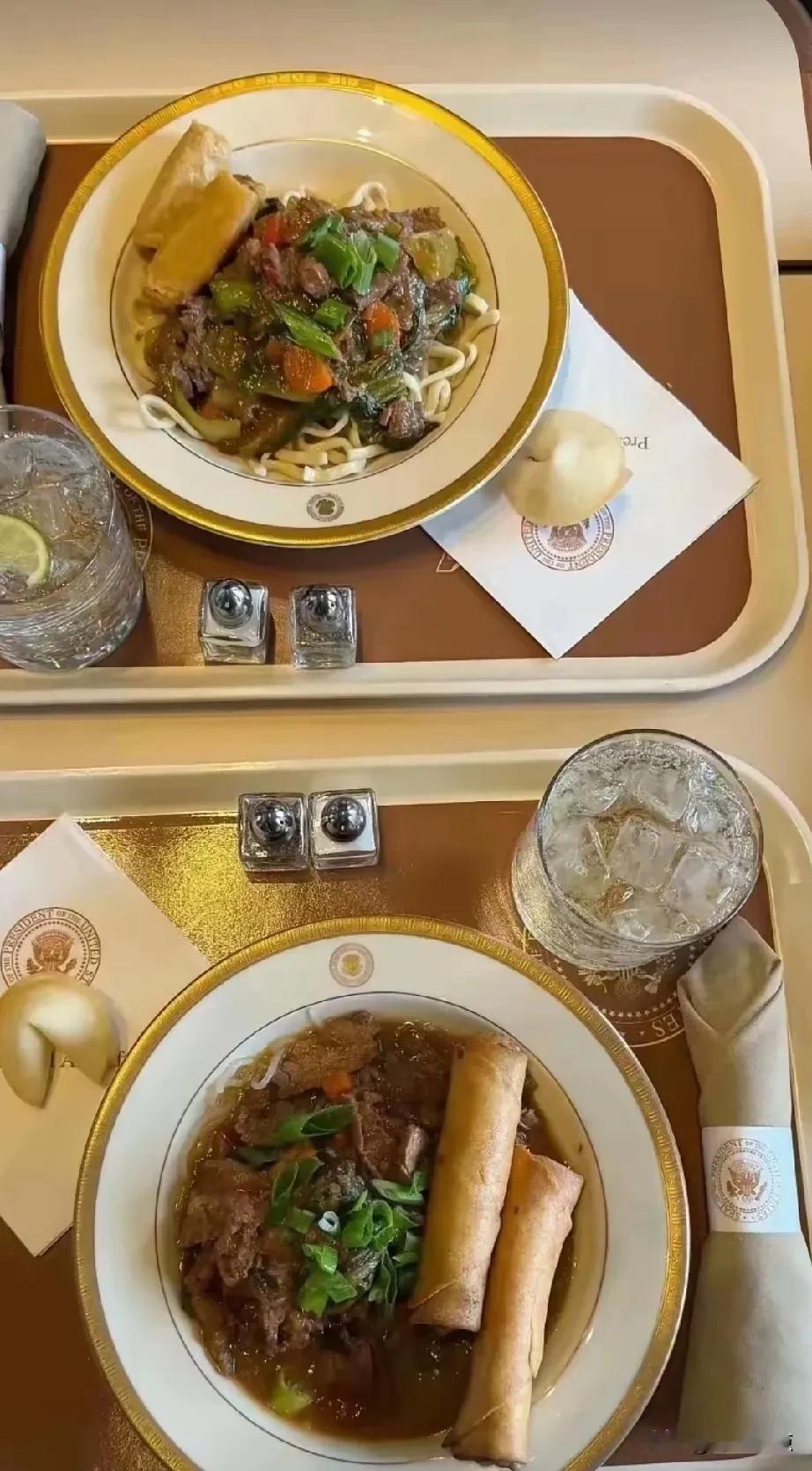 特朗普在来的飞机上，居然吃的这个，真是个牛肉面大王，挺节省的，真像咱们的淮南牛肉