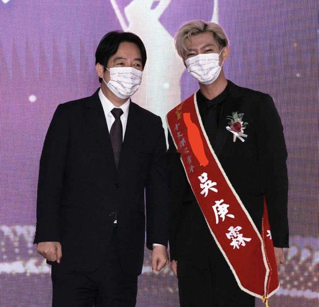 炎亚纶非常自豪赖清德给他颁发杰出青年奖项，并且写在歌里。不过因为他后来被判为性犯