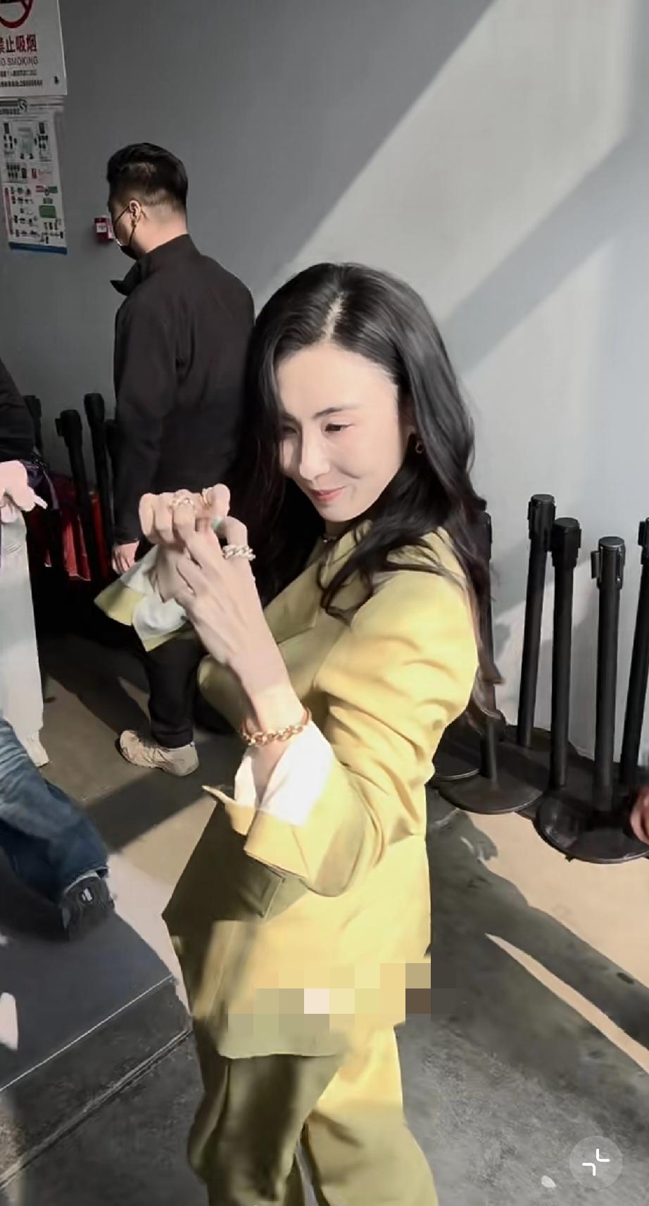 张柏芝现身上海，终究还是老了，有了中年女性的味道，港风也不显年轻!

3月12日