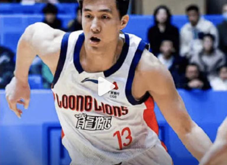 上半场最后一攻，为什么郭艾伦惨遭换下？

广州与山东上半场还剩下最后2.4秒时，