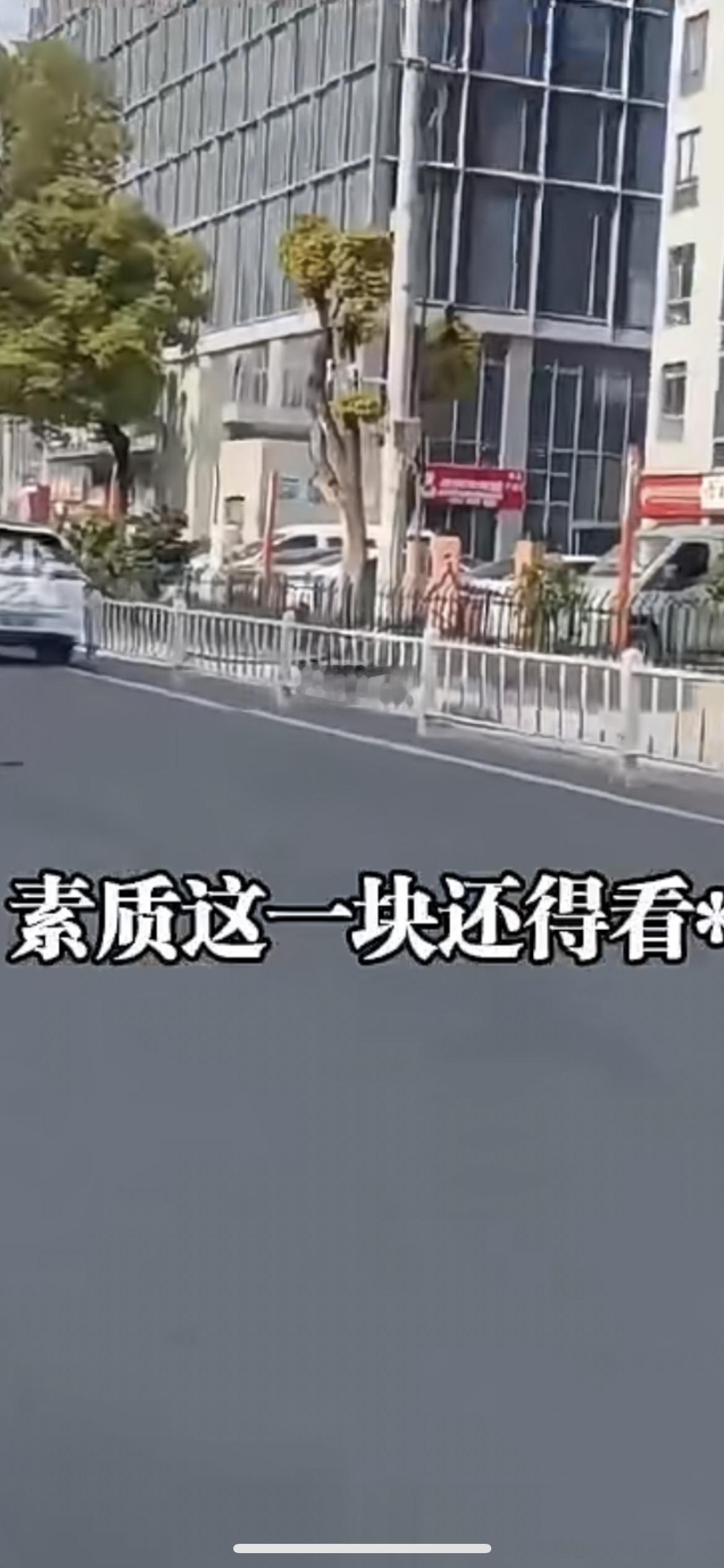 1月12日浙江，男子拍下车主随地停车充电一幕，充电线随意放在马路上还有行人经过，