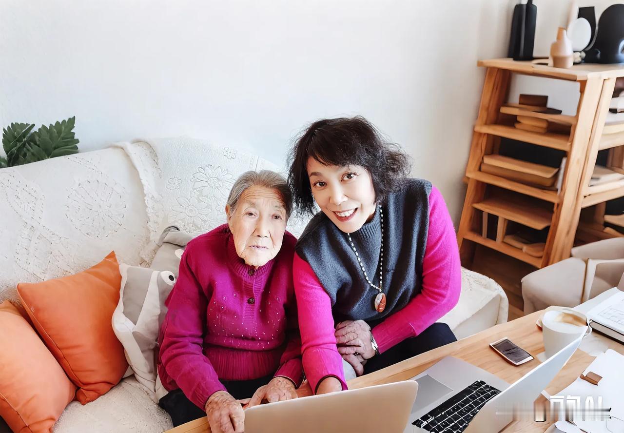 《清平乐•亲睦》
室中情暖，
母女亲若蜜。
岁月留痕颜已变，
爱意犹然未浅。
相