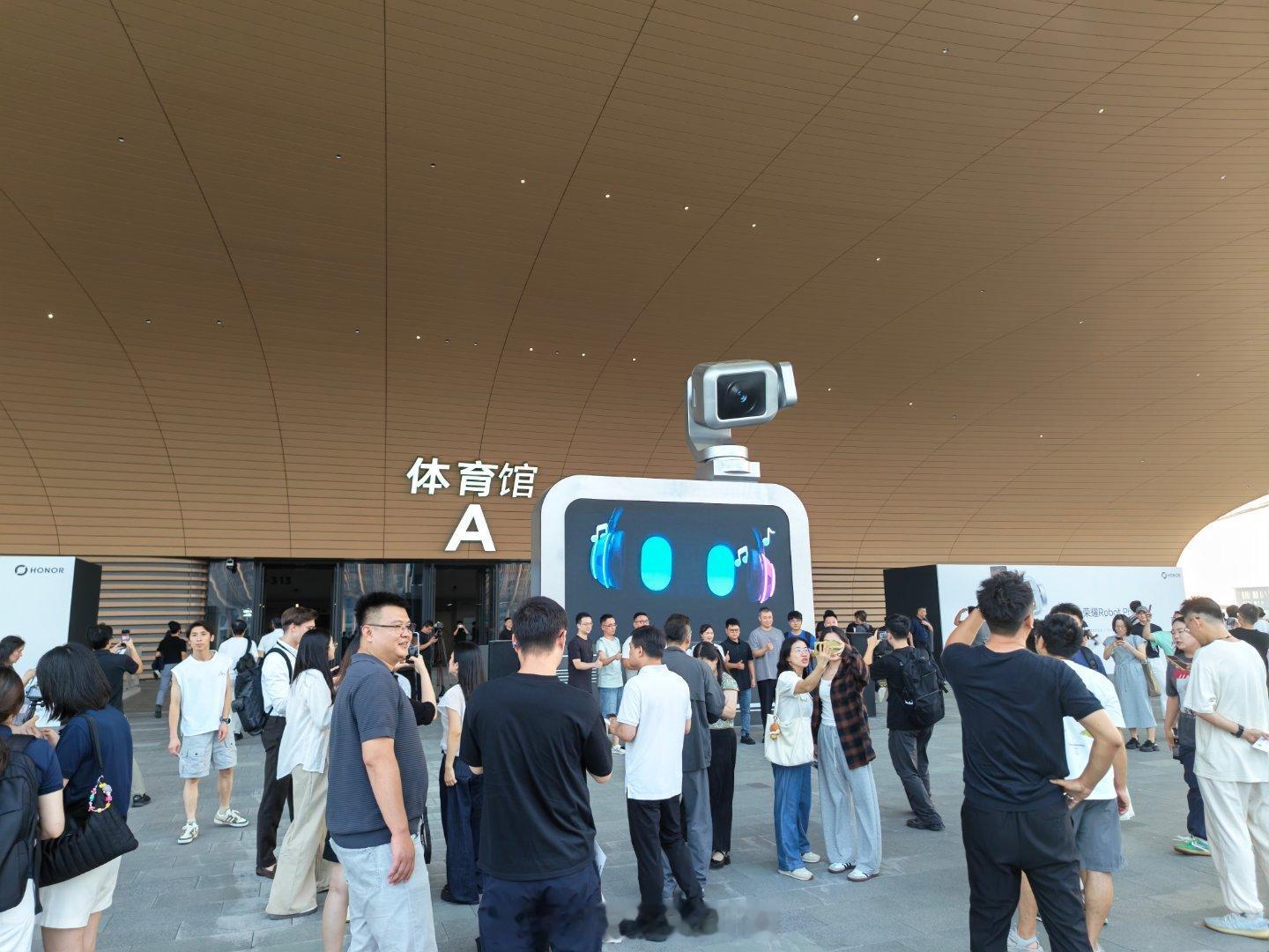 非凡哥，又来了，打卡荣耀RobotPhone 全球新品发布会今晚19:00见  