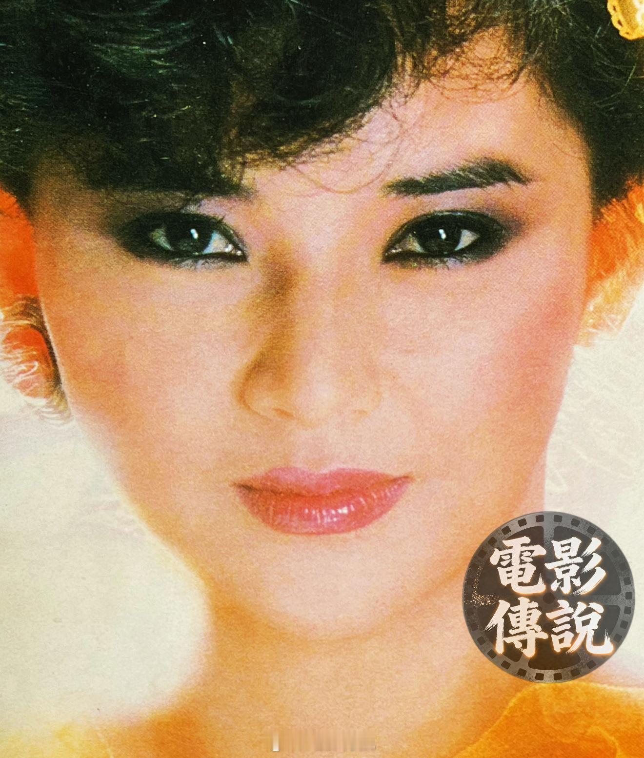 電影傳說扫描 1984年，摄影师蔡荣丰为胡慧中 拍摄的造型照中的一帧，同款造型的