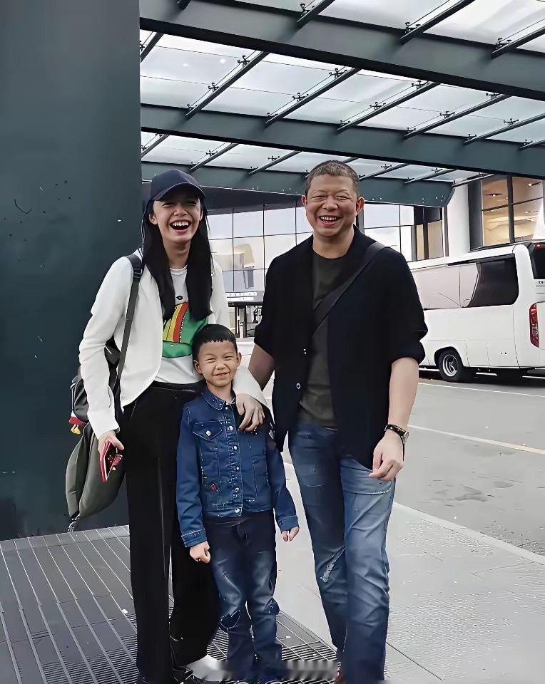这是姚晨和曹郁的儿子小土豆（大名：曹睦然）。看这双修长的手，感觉是为钢琴而生的。