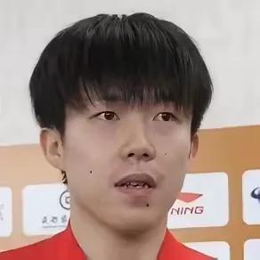 王楚钦，真爷们！

第一，不在乎颜值，专心提升球技，这才是真运动员！
第二，脸上