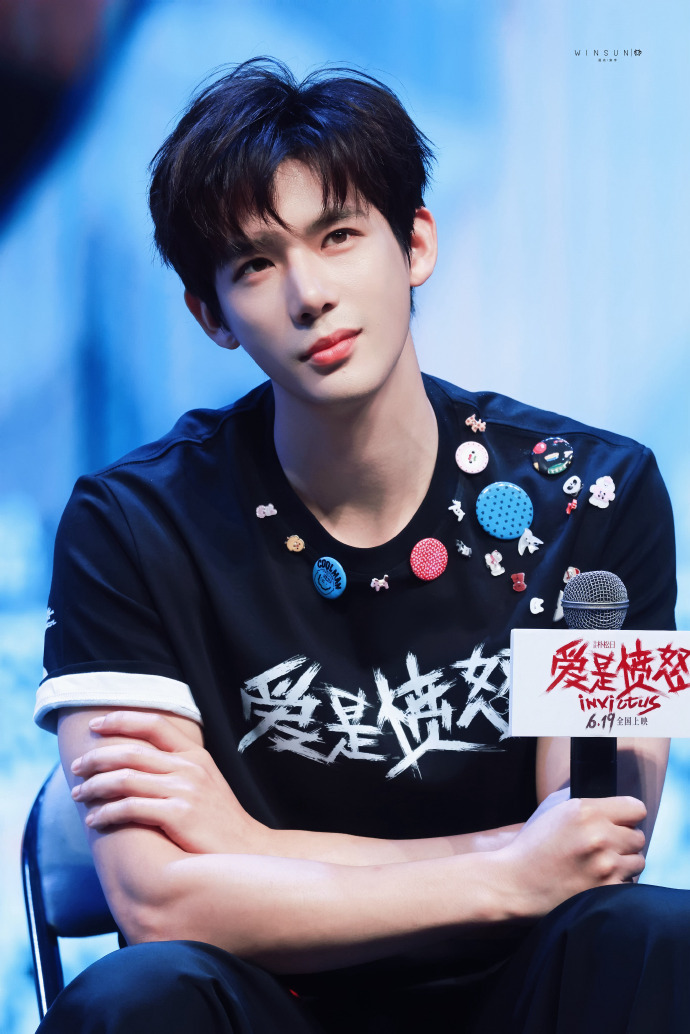 王安宇爱是愤怒路演状态伦敦未必有王安宇眼神忧郁 王安宇爱是愤怒路演状态，伦敦未必
