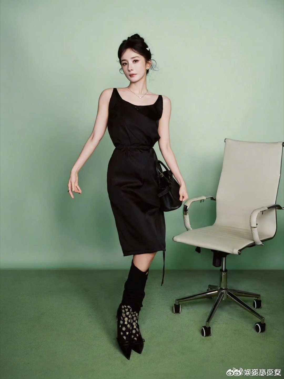 杨幂本身就是顶顶好的人杨幂这嘴跟开了光似的，句句在理，漂亮皮囊加聪明脑子，想不火