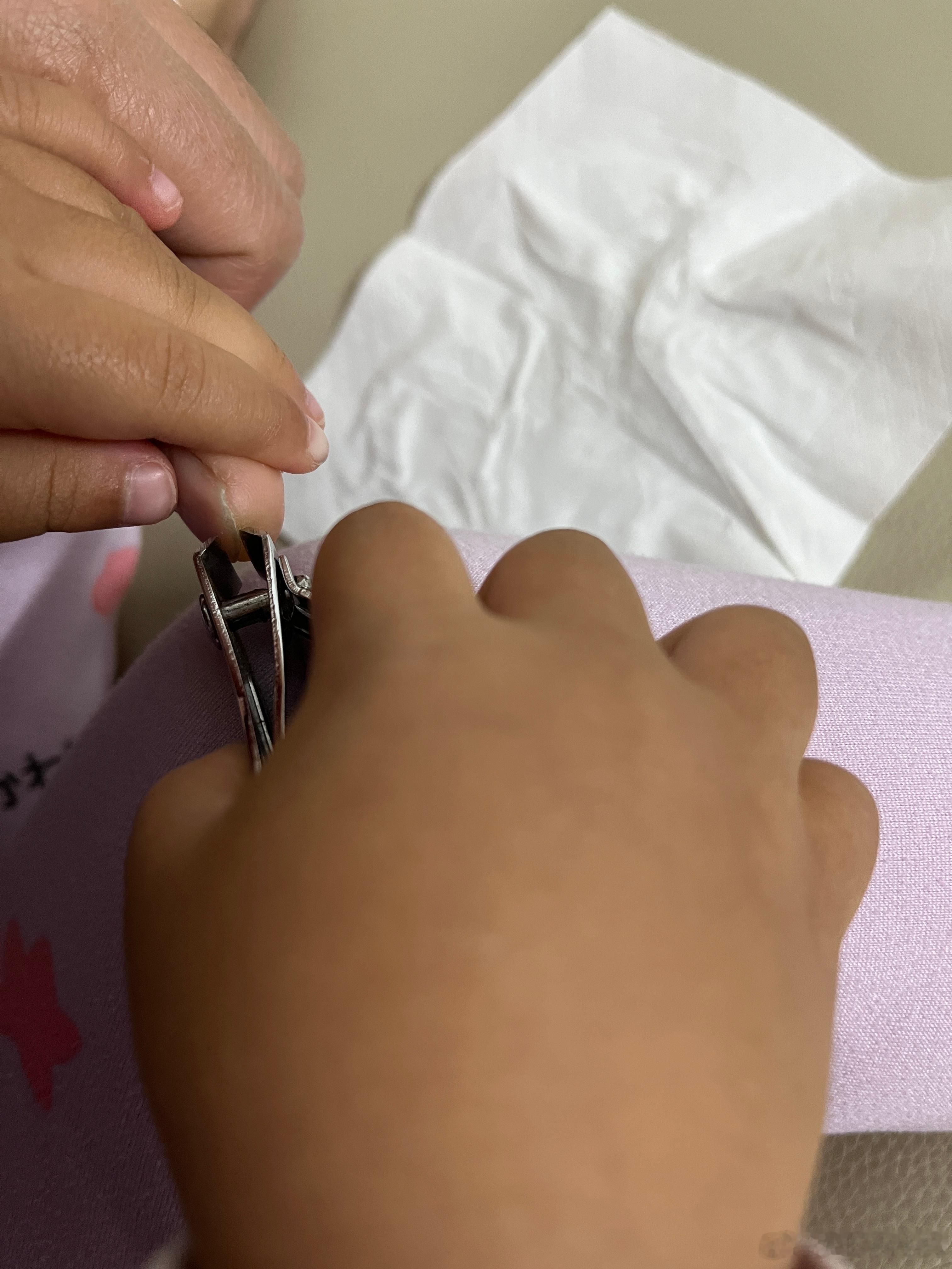 要给我剪指甲，不会剪又要帮忙，还叫我拍起来，叫我不要害怕，要勇敢因为我故意一惊一