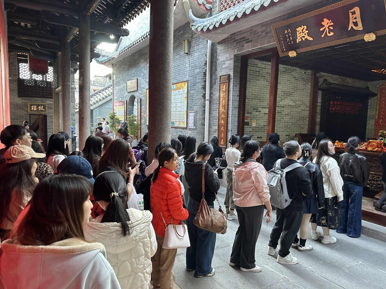 月老殿和财神殿前都排起了长队，其他诸神殿就是“敷衍”拜一下，看来姻缘和致富是当下