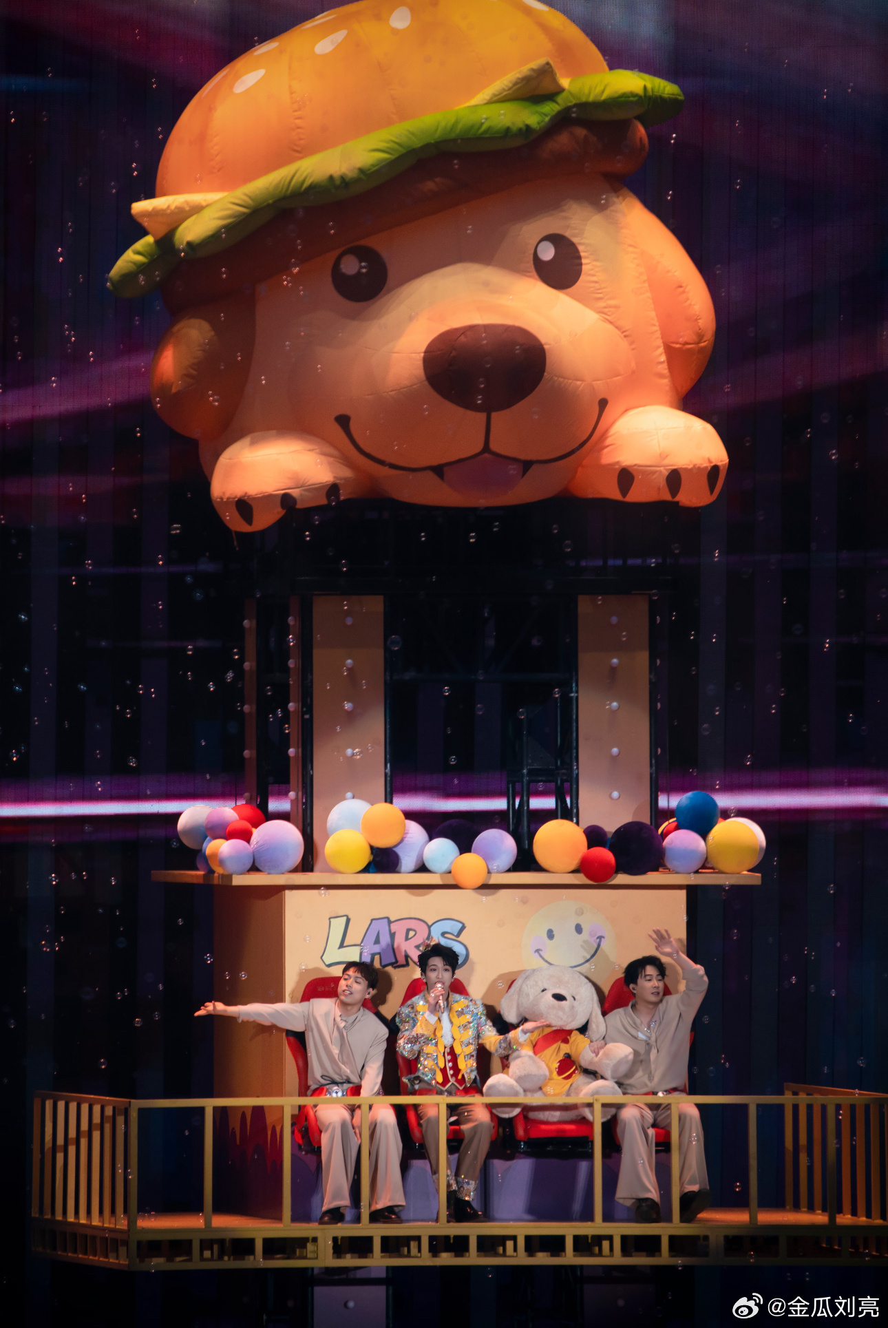 黄子弘凡把鸟巢变成颅内乐园 看黄子弘凡除了快乐禁止入内的演唱会现场感觉自己进入了