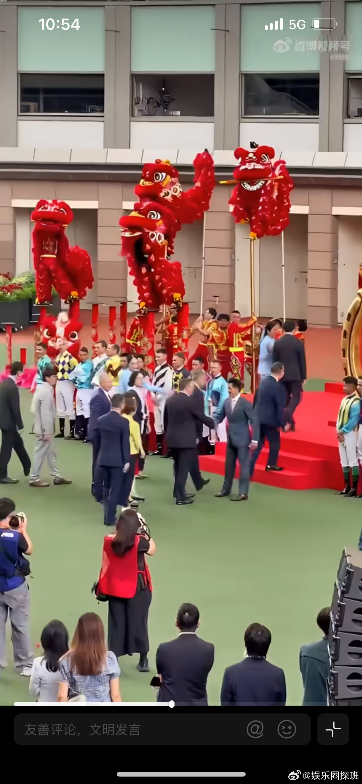 郭富城握手礼仪被研究透了，香港沙田马场新马季开幕仪式上，郭富城作为马季大使出席典