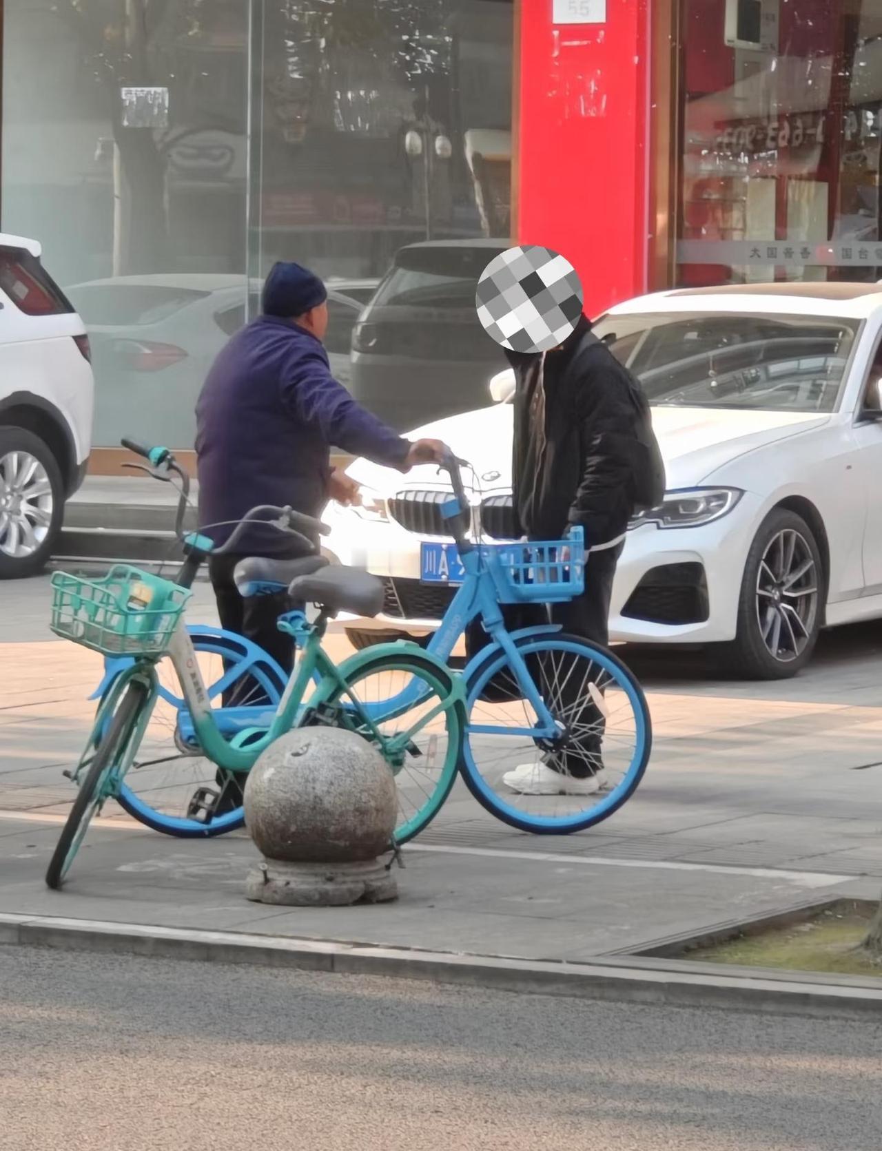 最近骗子太多了
以为自称来自河南的大爷，骑着单车说没钱回老家，要我给20块钱从成