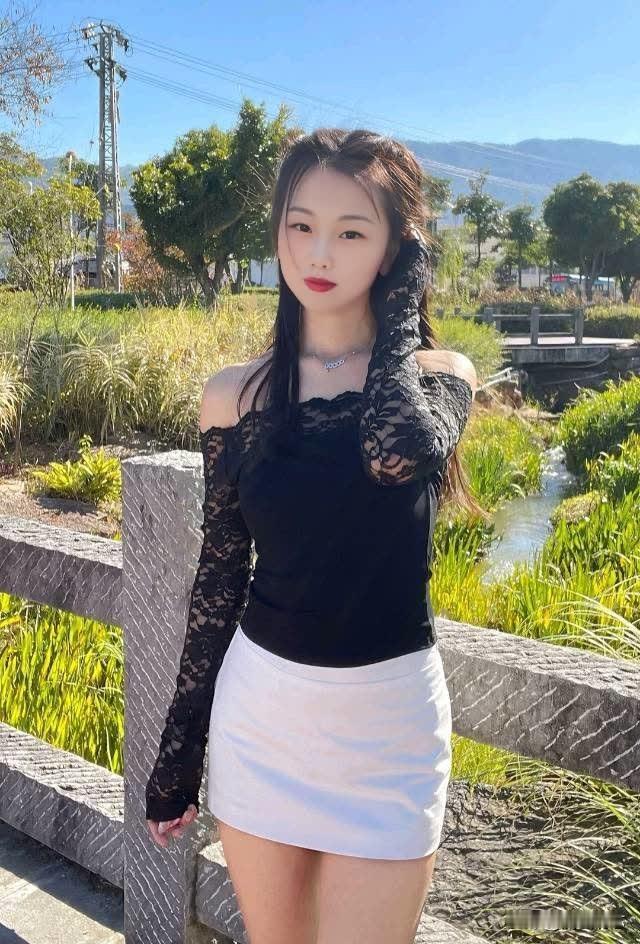 阳光下的甜美少女，黑纱与白裙的完美搭配，清新自然。