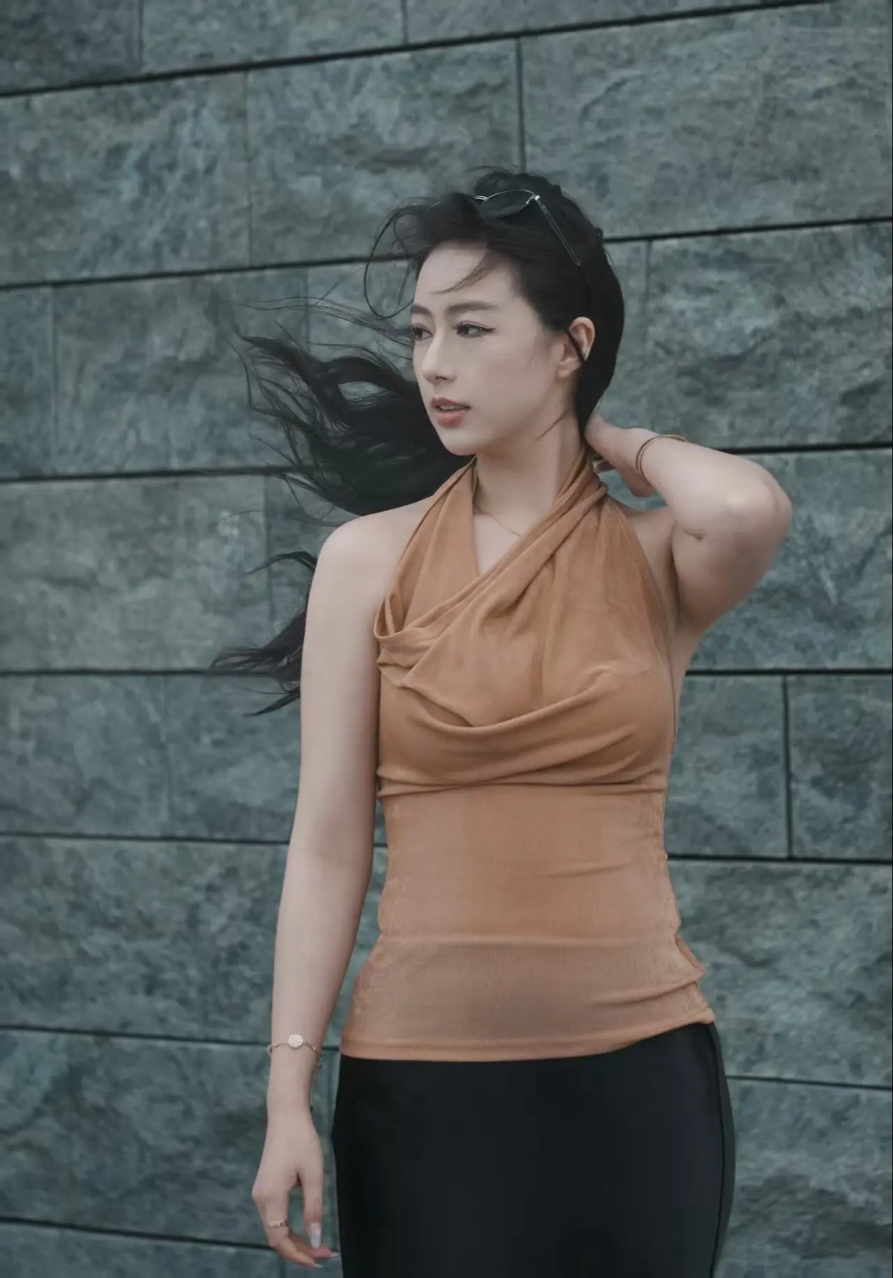 眼睛可以遥望远方 双脚必须踏在地上。