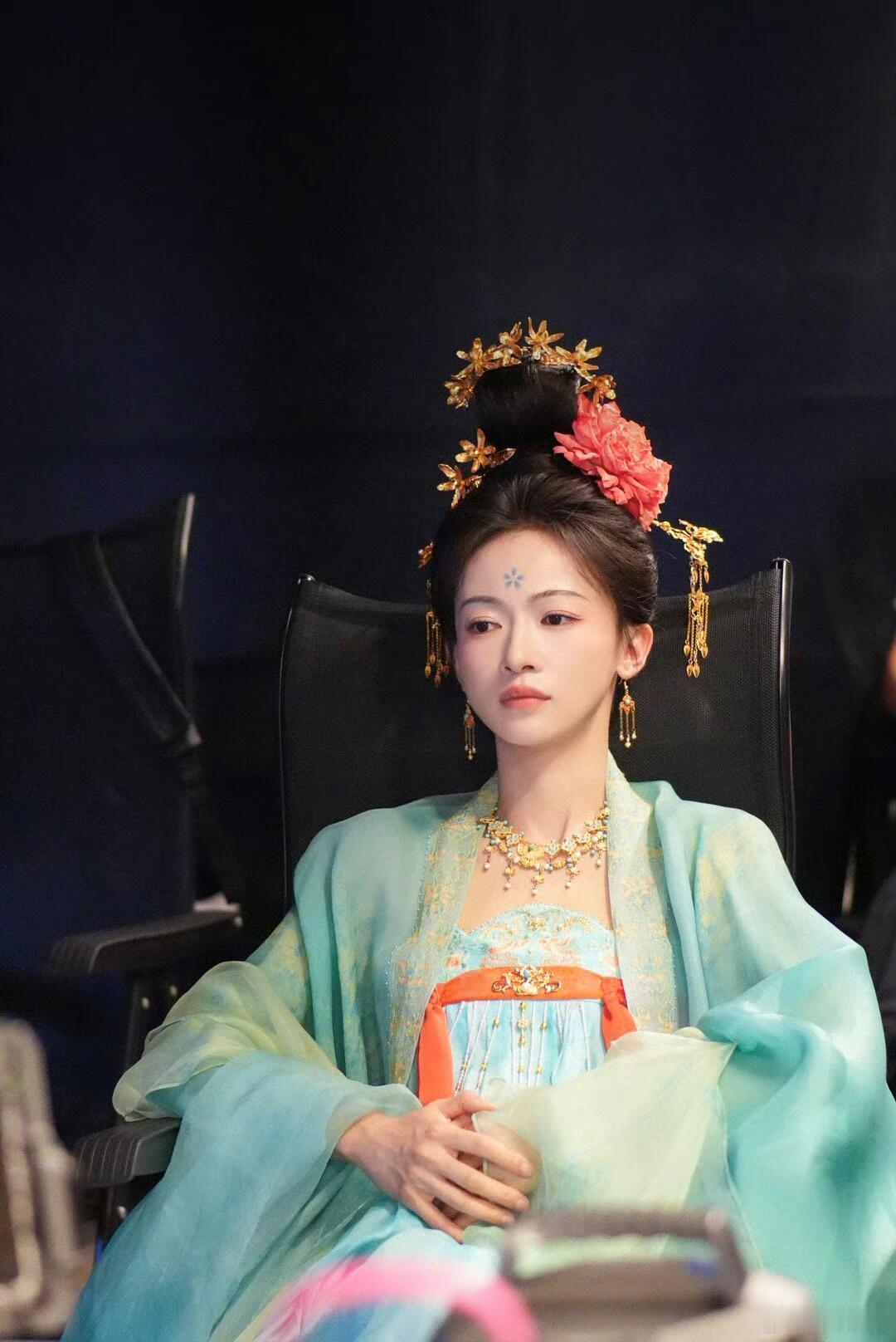 吴谨言御廷谣奇迹孟孟吴谨言新剧上演奇迹暖暖 吴谨言在御廷谣的妆造跨度太惊喜，随着