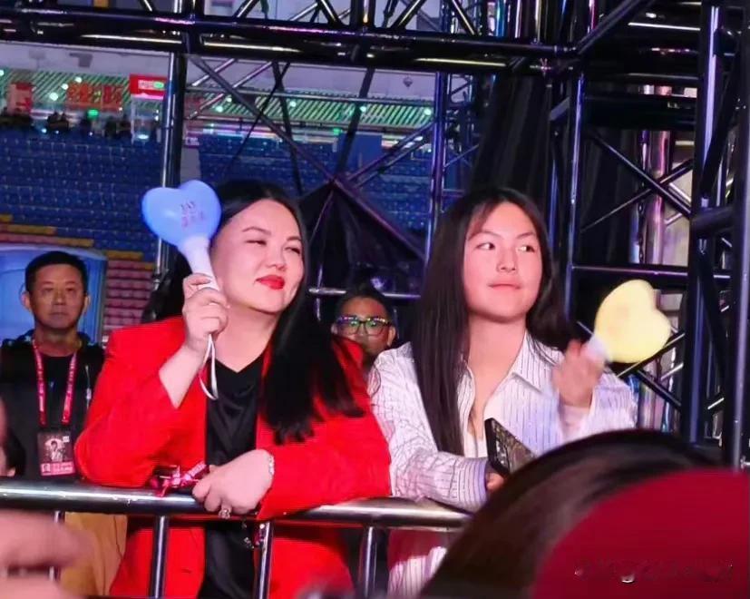 李湘带王诗龄看周杰伦演唱会，母女俩坐在中控台的位置，女儿真的像爸爸啊！#富养的王