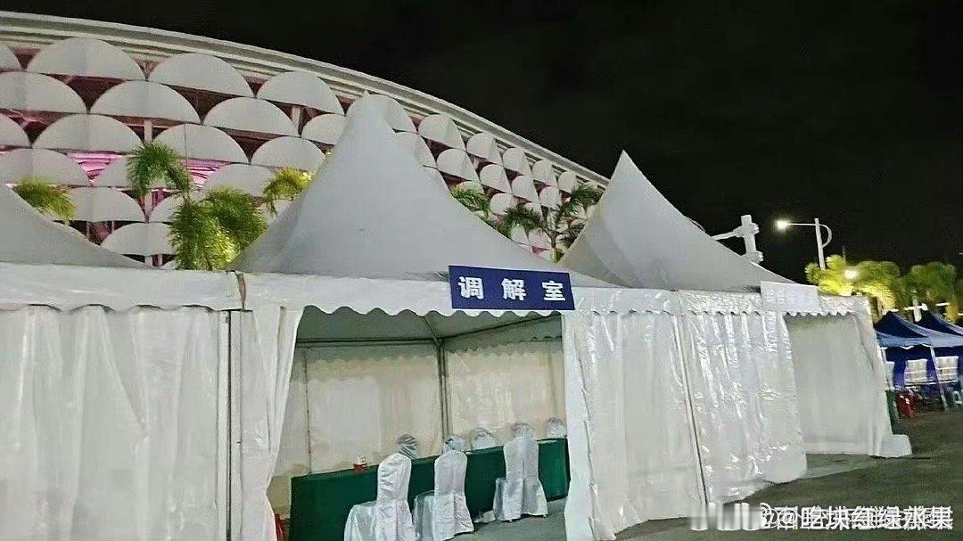 不是 时代峰峻怎么还在新音场馆外弄了个调解室？？？王橹杰 皮裤 王俊凯刘耀文都在