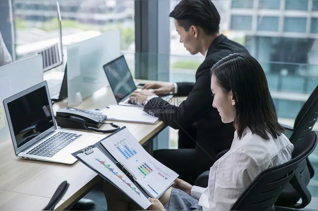 老板一句“滚”，员工当真走了，一个月后被辞退。法院：公司赔15万。

上海，一起