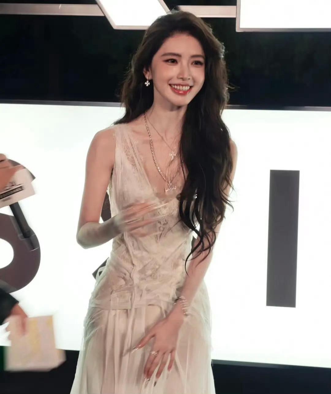 方圆阿爆合拍被指模仿女神和女汉子这是我审美里最好看的网红了 你们能get到方圆吗