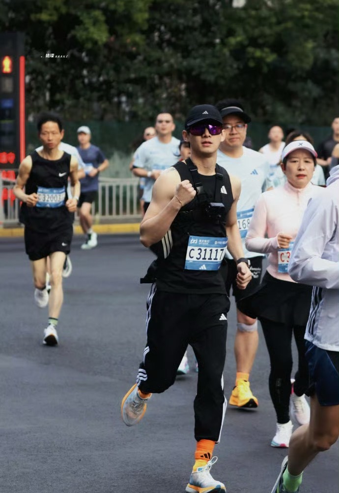 姚琛上海半马完赛啊啊姚琛真的闷声干大事！从唱跳舞台到半马赛道，21公里说拿下就拿