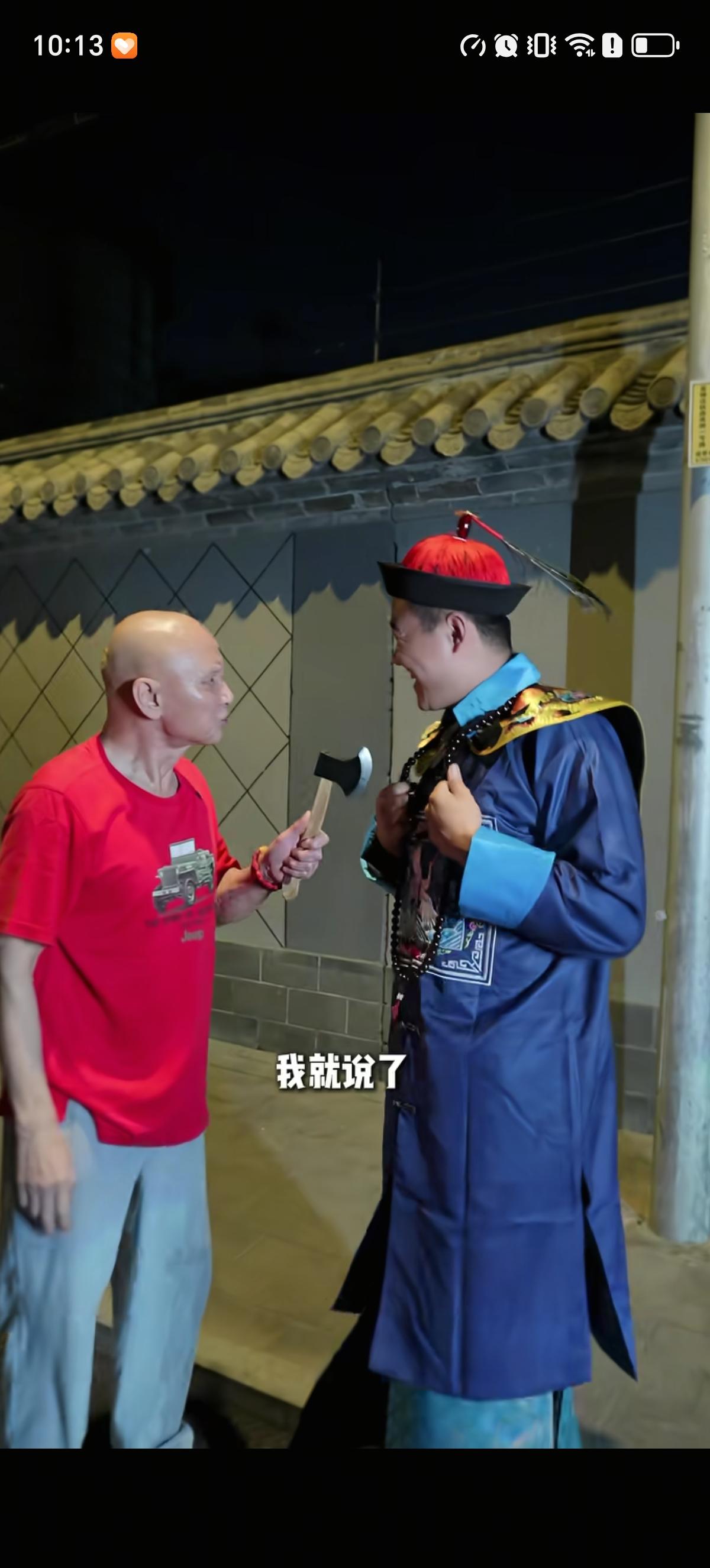 男演员下班后笑呵呵的在路边伸手招呼路过的出租车停下来，然而从他身边过去好几辆车都