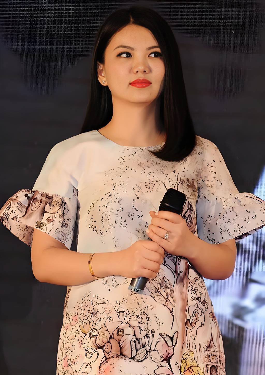 你发现没？最近聊起李湘这事儿，我有点替她和那些前任尴尬。
大家都知道她结过两次婚