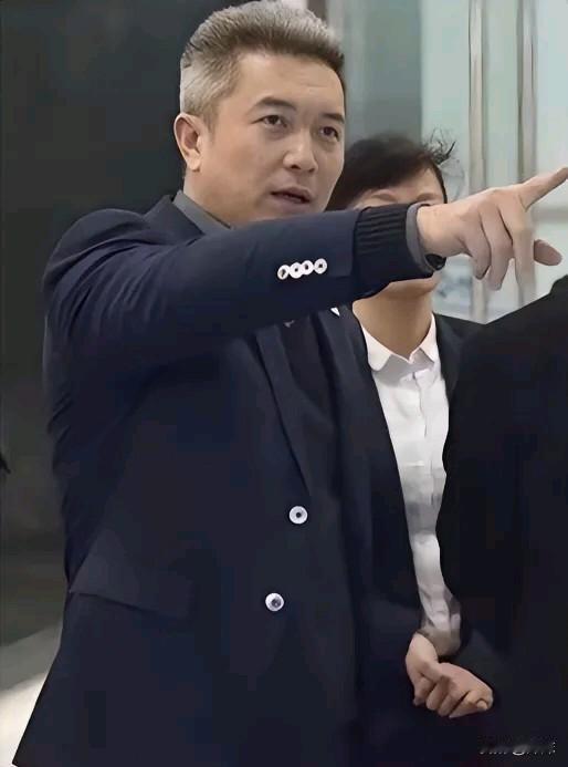 近几年福耀玻璃换了新领导，是曹德旺的女婿叶舒，这小伙子三十出头，听说在国外学的管