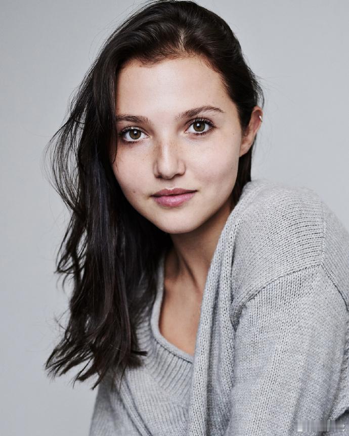 披头士传记片官宣四大女卡司米娅·麦肯纳·布鲁斯扮演林戈·斯塔尔的第一任妻子莫琳·