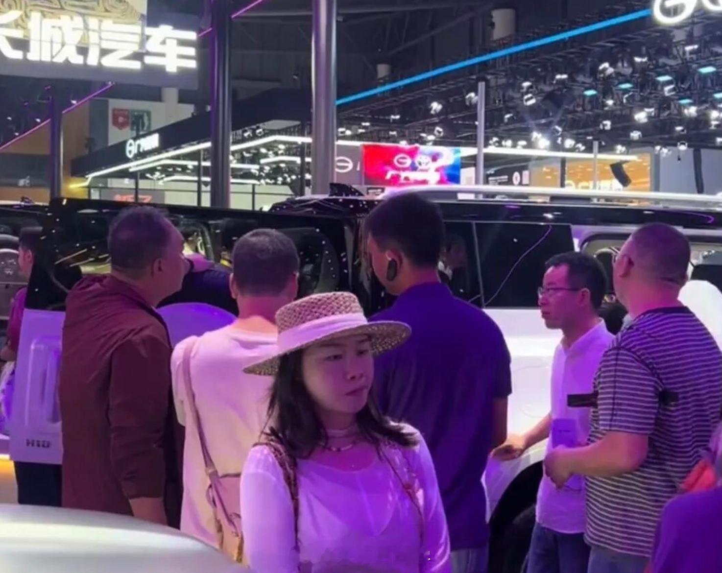 比亚迪路天打卡长城汽车展台，近日，在成都车展上，比亚迪高管王朝网总经理路天在长城