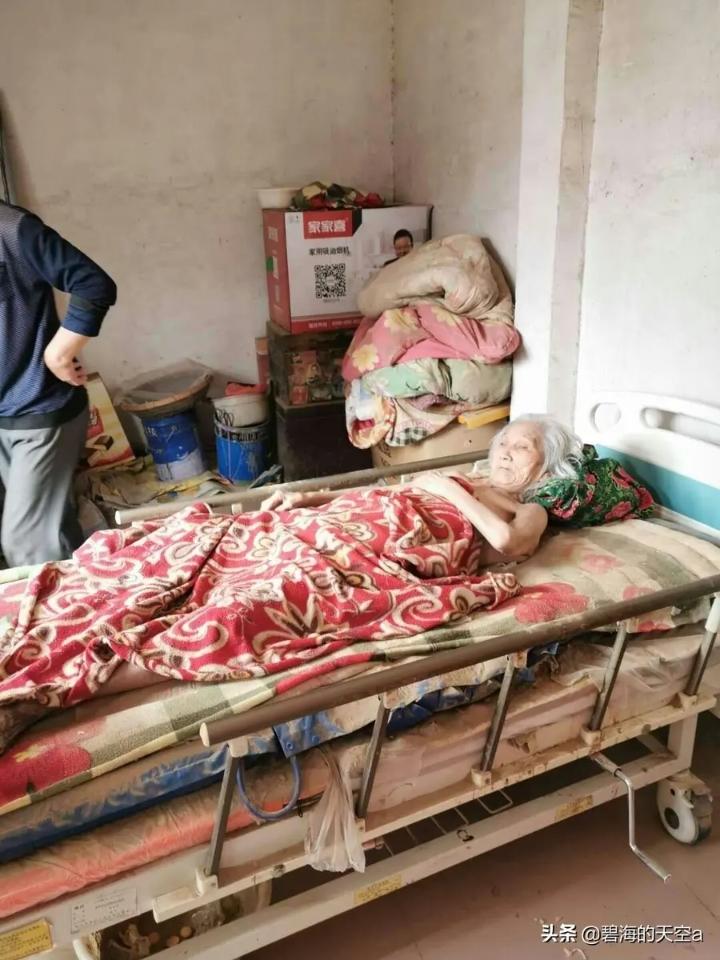 五保户问题又被推上舆论的风口浪尖。
不少人认为，大量财力去养五保户，是糟蹋纳税人