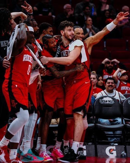 北京时间12月1日，NBA常规赛火箭客场以129-101大胜爵士，豪取三连胜。此