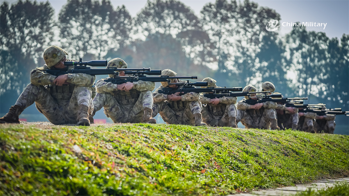 烽火问鼎计划每天认识一件兵器 西部战区的狙击手训练图1：CS/LR4高精度狙击步