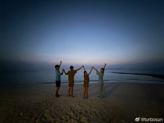 孙俪发一家四口背景合照 孙俪发一家四口背景合照。 