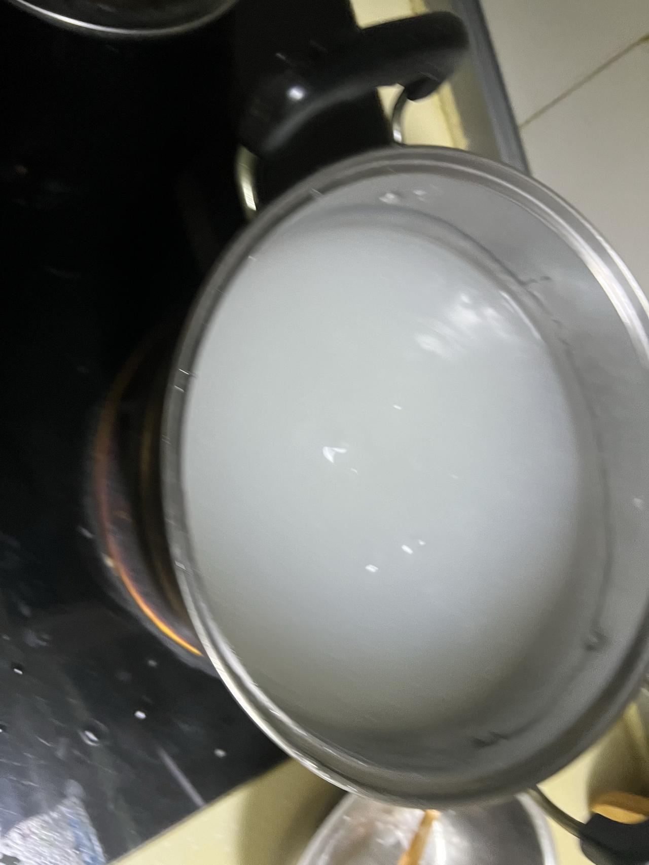 兰州的天气越来越热了，中午吃完饭抓做了一锅凉粉，其实凉粉挺好做的10分钟就搞定了