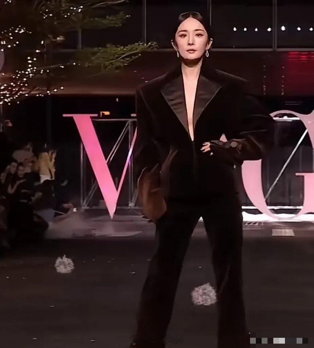 杨幂真的太美了，抢眼吸睛 、格调 、时髦属性一应俱全 ！许久未公开露面的杨幂，出