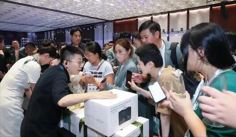 2025年最猛的高端消费逆袭，不是洋品牌降价，而是国牌集体冲上去了，珠宝、茶饮、