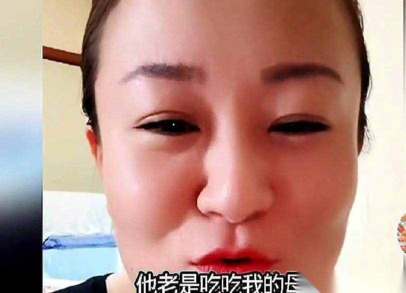 刚点进老杨直播间，就赶上一场“大戏”。
娃“哇”的一声，刚喝进去的奶，全喷出来了