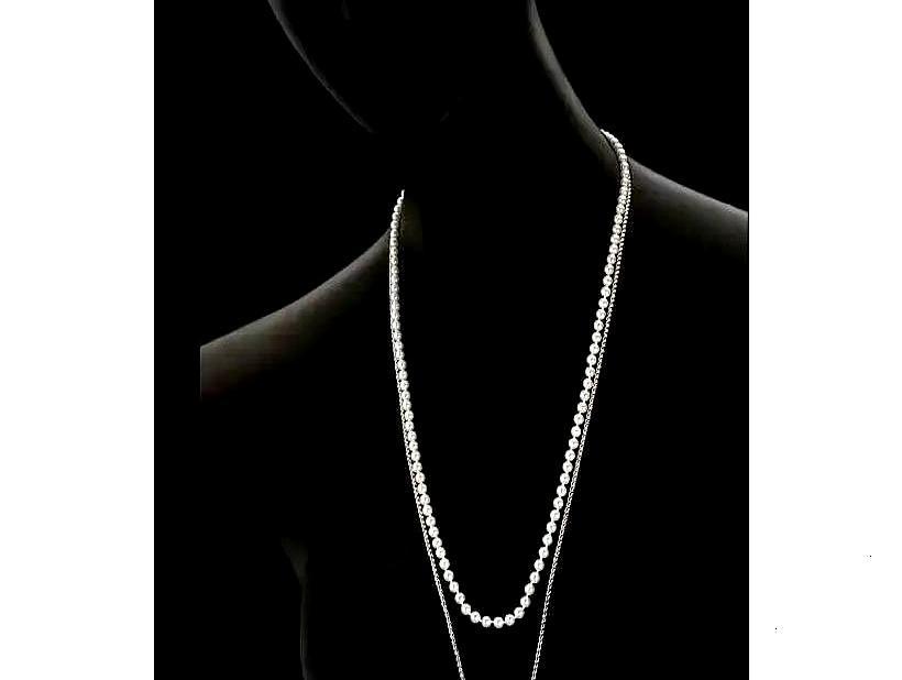 香奈儿递给王一博的，根本不是代言合同，是一张审美保险单。
 
一件菱格纹戒指，戴