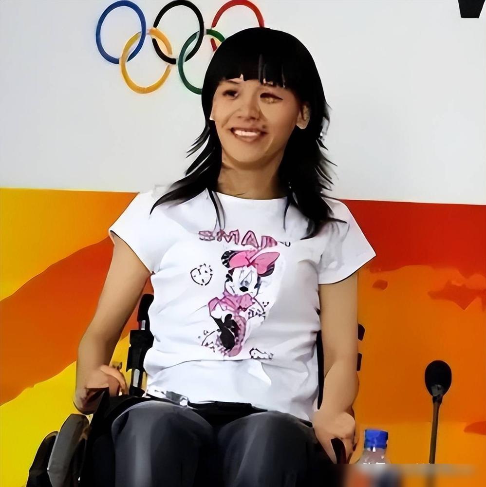 瘫痪28年的桑兰，竟反咬一口将美国恩人告上法庭，张嘴就要18亿！
 
17岁，本