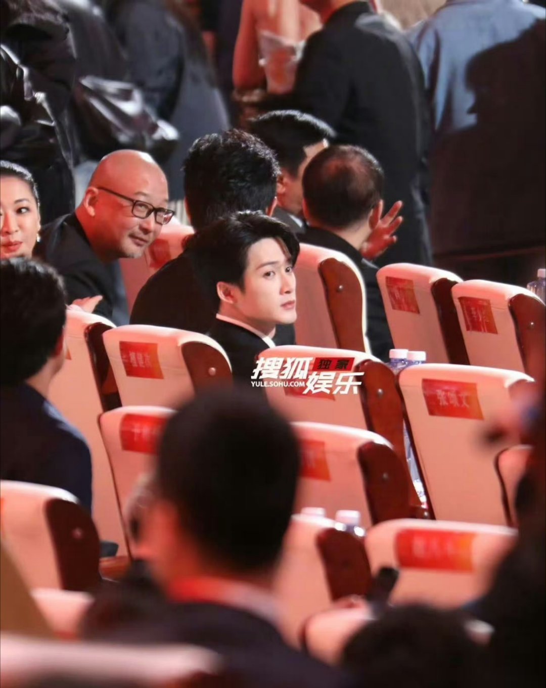 檀健次北影节内场图北影节宣传推广大使檀健次内场回眸杀封神，气质矜贵氛围感拉满，每